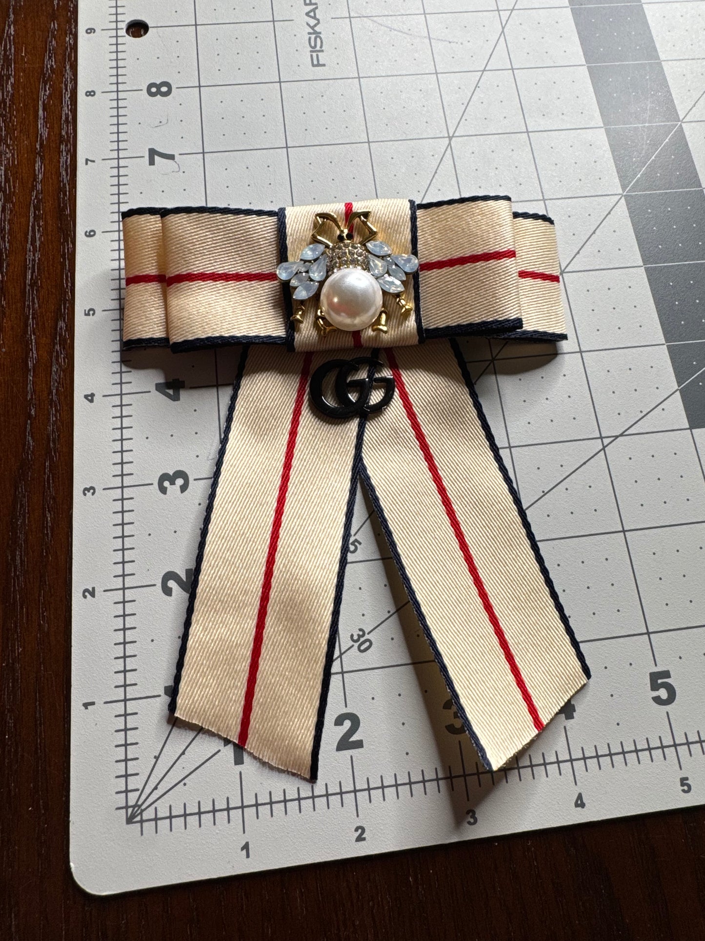GG bow brooches