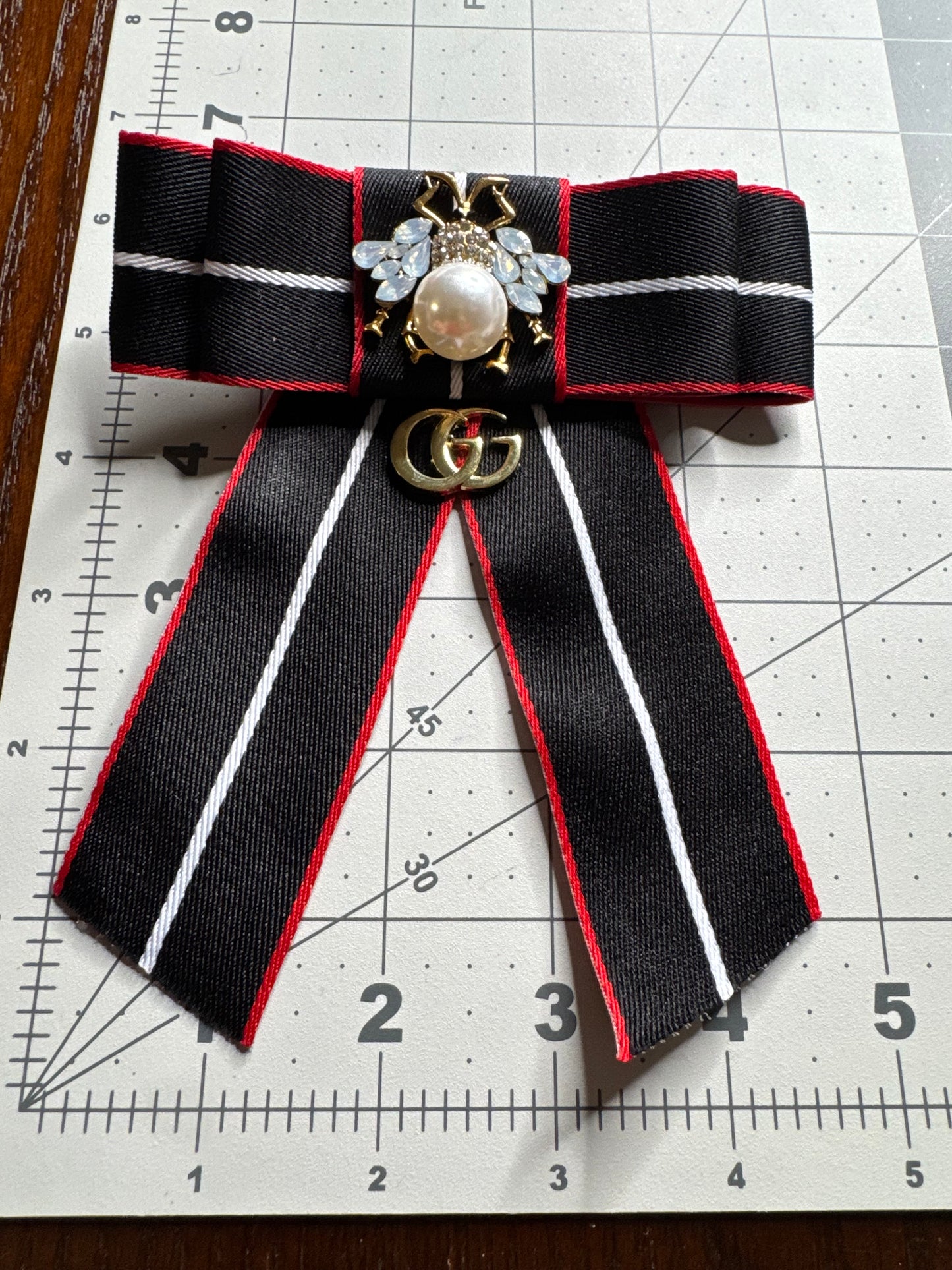 GG bow brooches